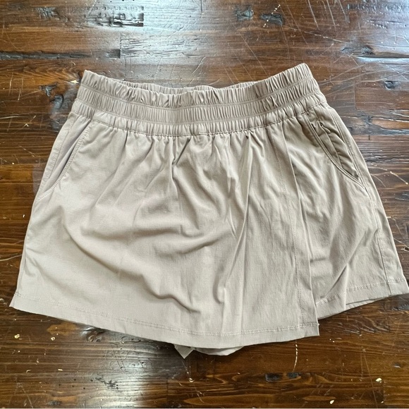 YOGALICIOUS High Wasted Skort size M Taupe Color excellent condition - Picture 1 of 7